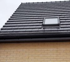 Gouttière cassée et tuiles qui ondulent sur l'avancée du garage.