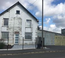 Façade actuelle avec le hangar qui sera remplacé par un garage toit plat