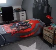 Chambre de mon fils, anciennement pi&egrave;ce &agrave; am&eacute;nager compl&egrave;tement au dessus du garage.
T&ecirc;te de lit faite maison