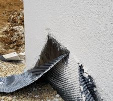 Le delta MS s est décroché car les profilés de fixation n ont jamais été prévus. Nous allons les fixer après enduit.