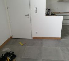 D&eacute;coupe des futures plinthes &agrave; peindre.