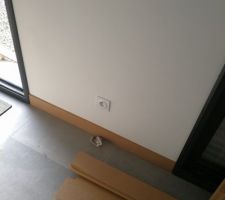 D&eacute;coupe des futures plinthes &agrave; peindre.