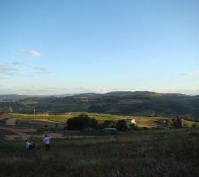 Ma femme avec notre fille et le constructeur