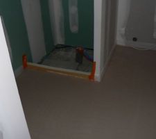 Emplacement forme de douche.
Chape fluide réalisée.