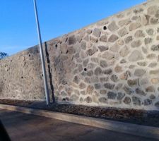 Superbes murs en moellons. Tr&egrave;s beau travail, des ouvriers au mains d'or ?