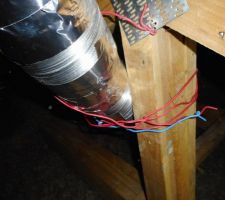 Fixation gaine cuisine dans les combles