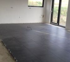 Carrelage côté cuisine avant les coupes.