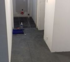 Couloir avec les toilettes en face et notre entrée dans le dressing au fond à gauche.