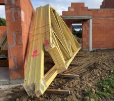 Livraison de la charpente après presque 2 semaines de retard.
On est contents le chantier va pouvoir continuer :)