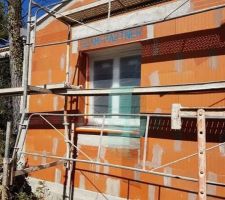 Échafaudages pour l'enduit de façade.