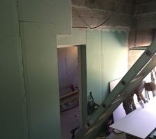 Vue sur le garage et porte de la buanderie