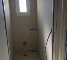 WC à l'étage. (WC suspendu à notre charge)