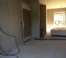 Porte et placard d'entrée. La Nourrice va être déplacée à l'intérieur du placard!!!