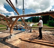 Retrait de l'ancienne charpente pour remplacement immédiat par le nouveau chalet