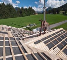 Nouvelle charpente en cours... Pose des supports-tôles, on se fait bien chier avec la noue et les Velux !!!