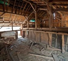 Début de la démolition intérieure. On attaque par la grange et l'étable