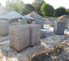 Parpaings pour le vide sanitaire.