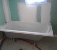 Nous avons découvert une baignoire aujourd'hui au hasard d'une visite dans la maison