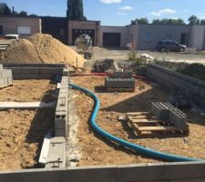 Les ma&ccedil;ons sont arriv&eacute;s 
Ma&ccedil;ons de maison Lelievre, pas de sous traitance