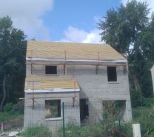 Presque pr&ecirc;t  &agrave; r&eacute;servoir les tuiles