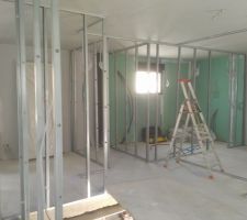 1 er étage installation des rails pour poser le placo et définir les chambres.