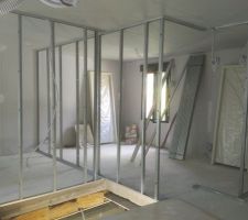 1 er étage installation des rails pour poser le placo et définir les chambres.