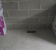 Trou percé dans le sol du garage pour faire l'ouverture pour l'arrivée électrique