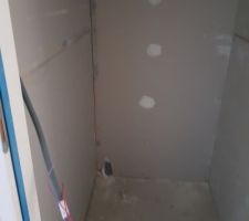 WC (et oui la sortie des eaux usée et de l'autre coté du mur pratique !