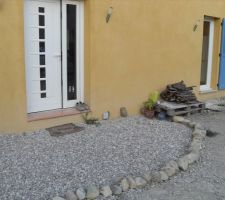 Petite terrasse provisoire pour ne pas avoir de boue quand on rentre