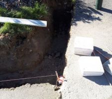 Tranchée pour la pose d'un mélange de piquet de schiste et bois pour l'entrée de l'allée