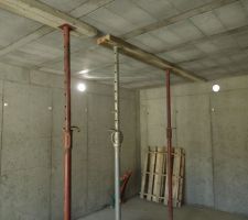 J'ai plac&eacute; des fourreaux alu dans les r&eacute;servations du ma&ccedil;on. Au sud, c'est incroyable la lumi&egrave;re que &ccedil;a apporte au sous-sol.