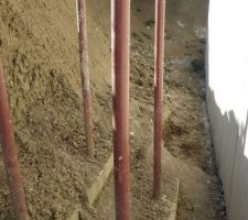 J'ai commenc&eacute; &agrave; d&eacute;gager la fondation sur le pignon sud.
A la b&ecirc;che, il y a un boulot de malade pour le faire sur le reste de la maison.