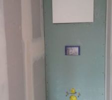 Petit meuble ikea encastré  au dessus du wc suspendu