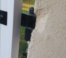 Enduit qui se d&eacute;tache au niveau des gonds