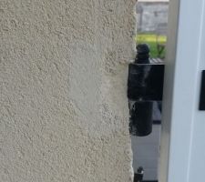 Enduit qui se d&eacute;tache au niveau des gonds