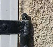 On voit trace au dessus des gonds des volets sur l'enduit