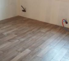 Le carrelage des chambre imitation parquet est fini dans les chambres et nous sommes ravi des finitions et du rendu