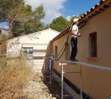 Début du travail du facadier!