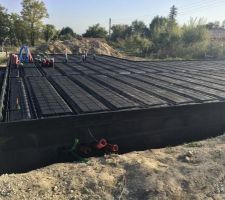 Vaporisation produit noir imperméabilisant sur vide sanitaire et plancher