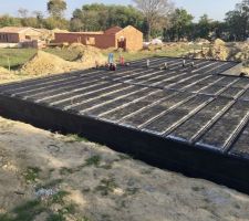 Vaporisation produit noir imperméabilisant sur vide sanitaire et plancher