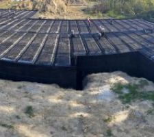 Vaporisation produit noir imperméabilisant sur vide sanitaire et plancher.
Photo prise en mode panorama donc quelques distorsions...