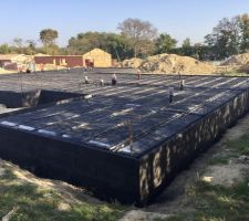 Pulvérisation produit noir sur tout le soubassement et le plancher