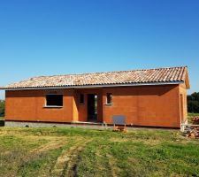 Vue maison et porche.