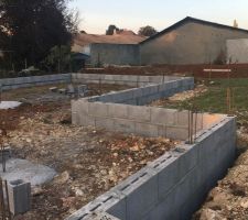 Maçonnerie des soubassements en ARGI 16 qui supporteront la dalle