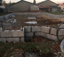 Future entrée ! le haut des soubassements est encore 30 cm en dessous du niveau 0 de la maison. Il va falloir pas mal remblayer !