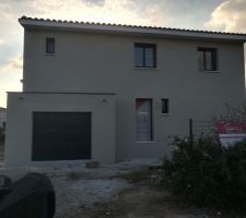 Façades terminées... sauf que le garage devrait être gris foncé et qu'on doit avoir des encadrements de fenêtres en blanc