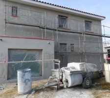 Façades terminées... sauf que le garage devrait être gris foncé et qu'on doit avoir des encadrements de fenêtres en blanc