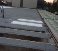 Pr&eacute;paration pour dalle vide sanitaire
Traverse en b&eacute;ton et sur la droite futur terrasse