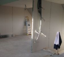 Vu sur notre futur chambre on voit la délimitation au sol en rouge avec la sdb