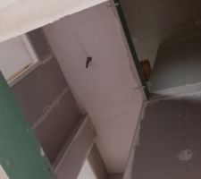 La cage d'escalier avec ses 3 niveaux, rdc, 1er, combles